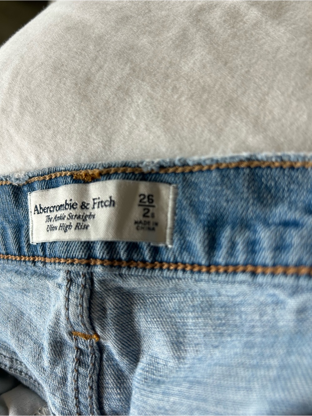 Abercrombie & Fitch Men's Relaxed Light Blue Denim Jeans - Picture 4 of 5